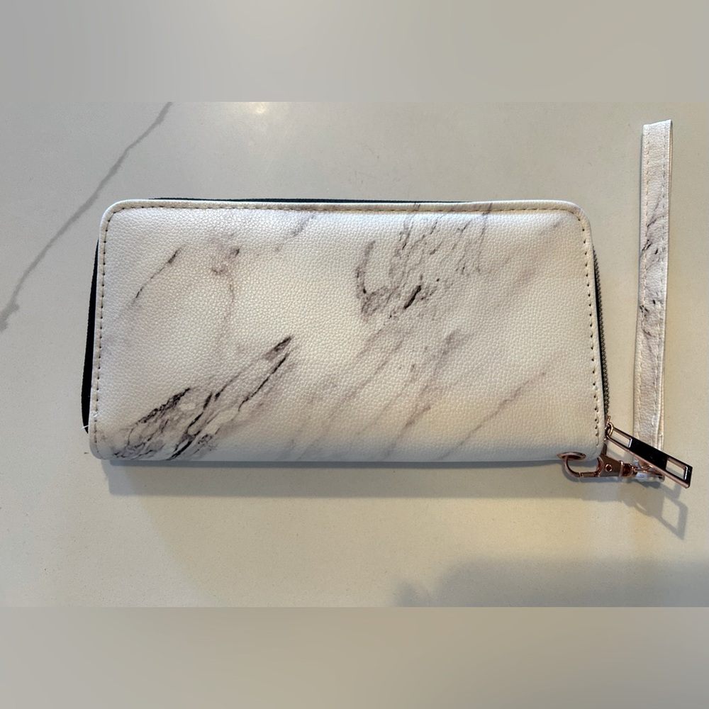 Wristlet wallet
